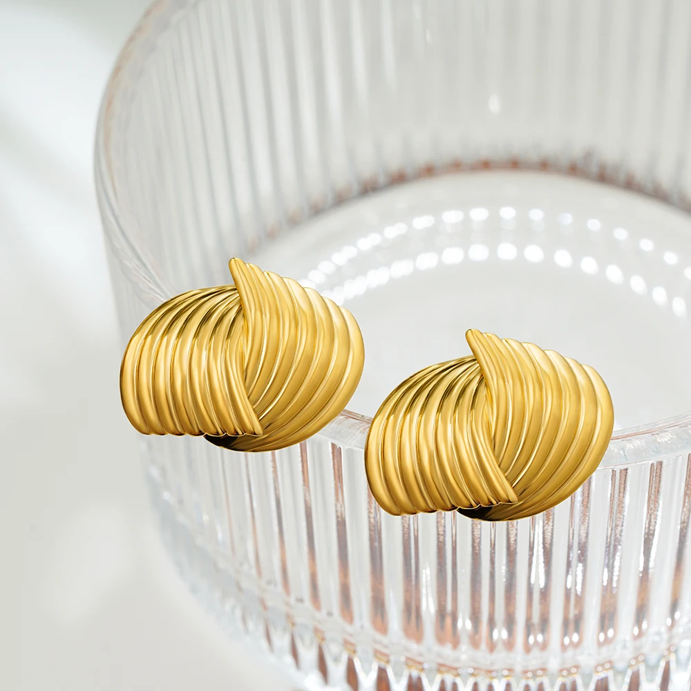 Brincos Retrô Dourados Texturizados: Elegância em Aço Inoxidável, À Prova D'água! - Imagem 5